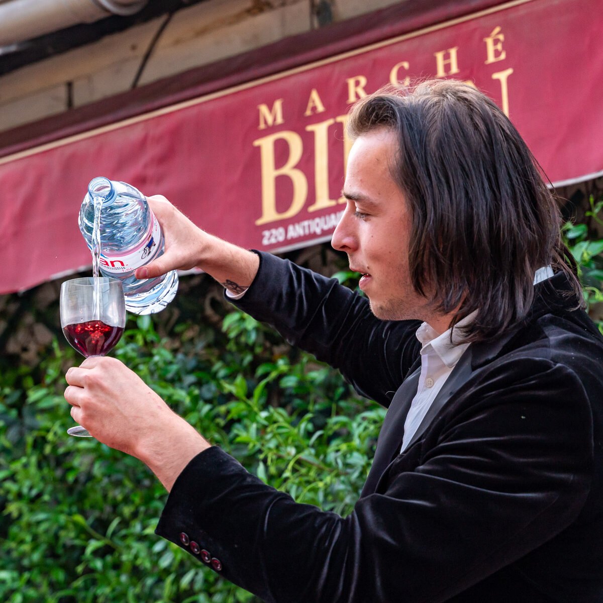 magicien qui transforme l'eau en vin