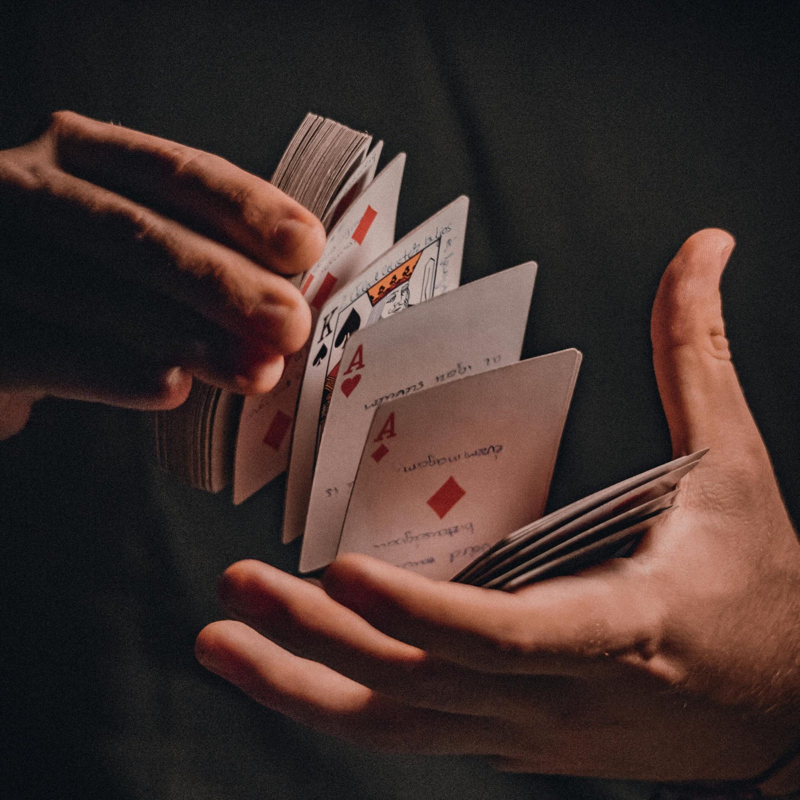 jeu de cartes manipulé par un magicien