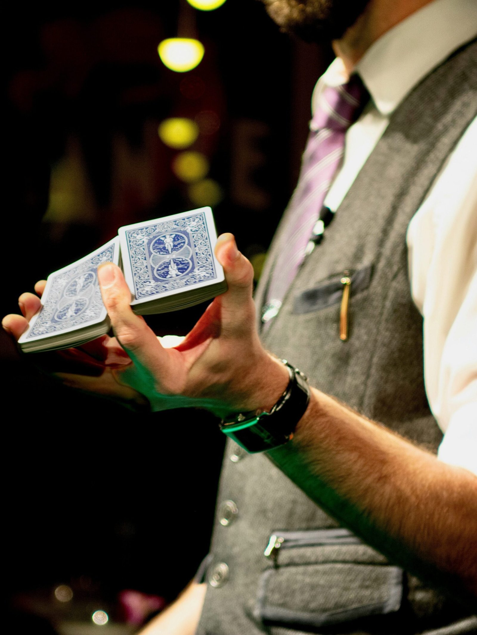 magicien qui mélange des cartes à une main.