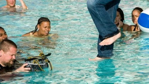 Criss Angel magicien qui marche sur l'eau.