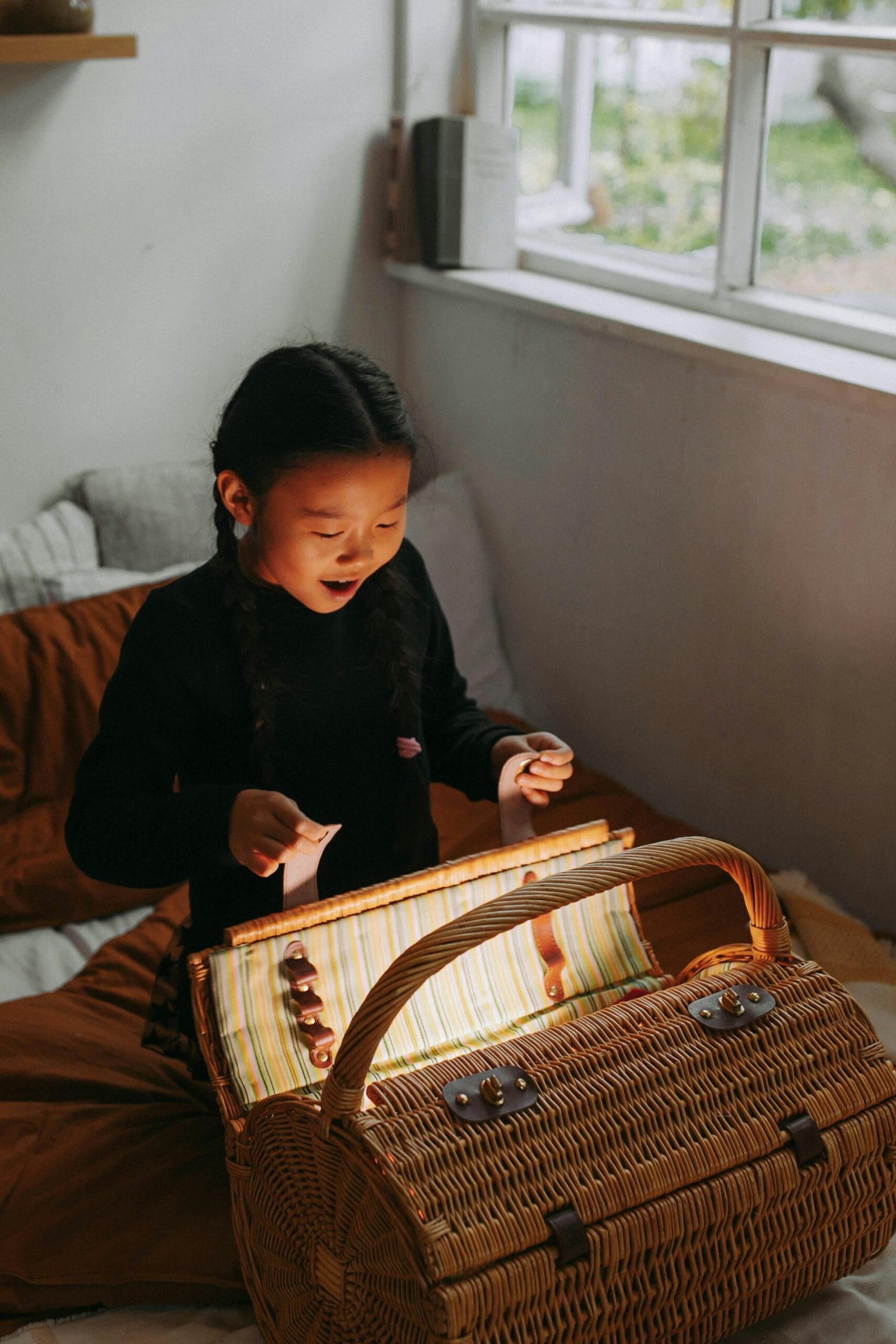 enfant surprise par un tour de magie