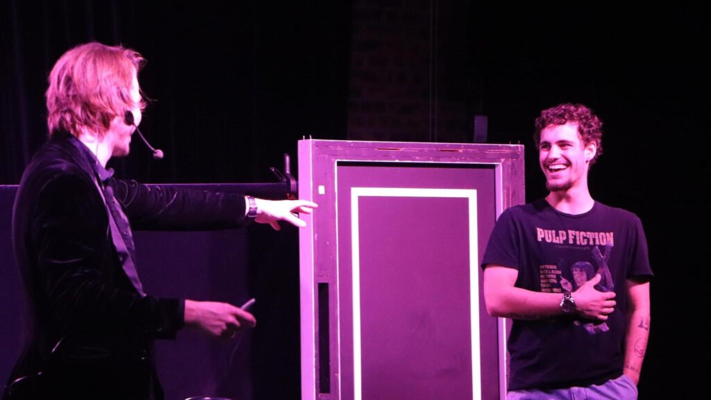 Julien Heka Magicien et Mentaliste en spectacle