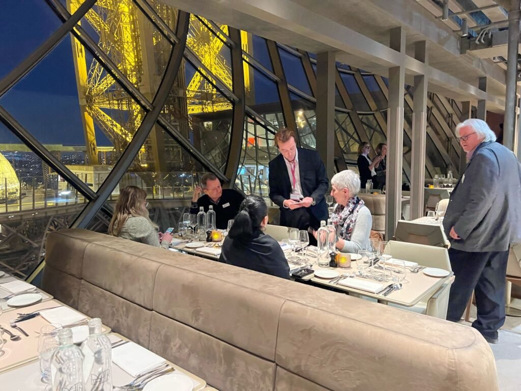 prestation de magie et mentalisme à la tour eiffel